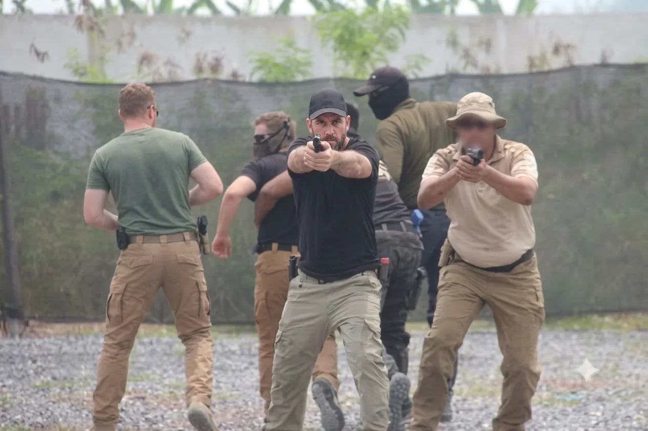 CLOSE PROTECTION OPERATIVE, photograph 4